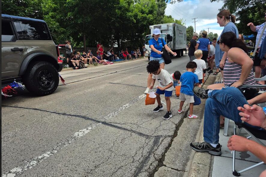 4th 25 kids gtting candy