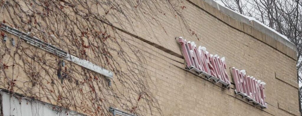 Thomson Appliance crack in building facade